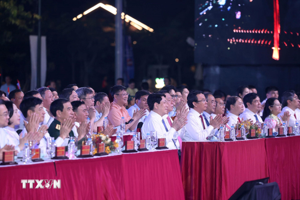 Chủ tịch nước Lương Cường và các đồng chí lãnh đạo Đảng, Nhà nước dự chương trình tại đầu cầu TPHCM. Ảnh: TTXVN.