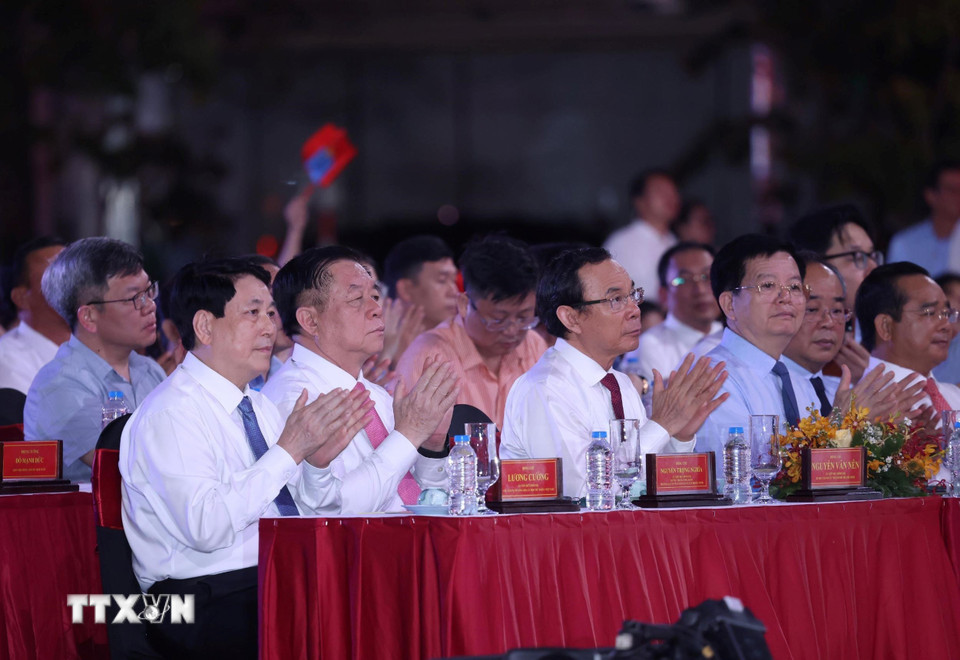 Chủ tịch nước Lương Cường và các đồng chí lãnh đạo Đảng, Nhà nước dự chương trình tại đầu cầu TPHCM. Ảnh: TTXVN.