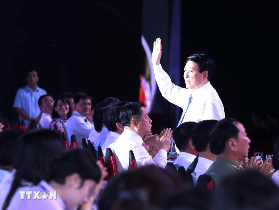 Chủ tịch nước Lương Cường dự chương trình tại đầu cầu TPHCM. Ảnh: TTXVN.