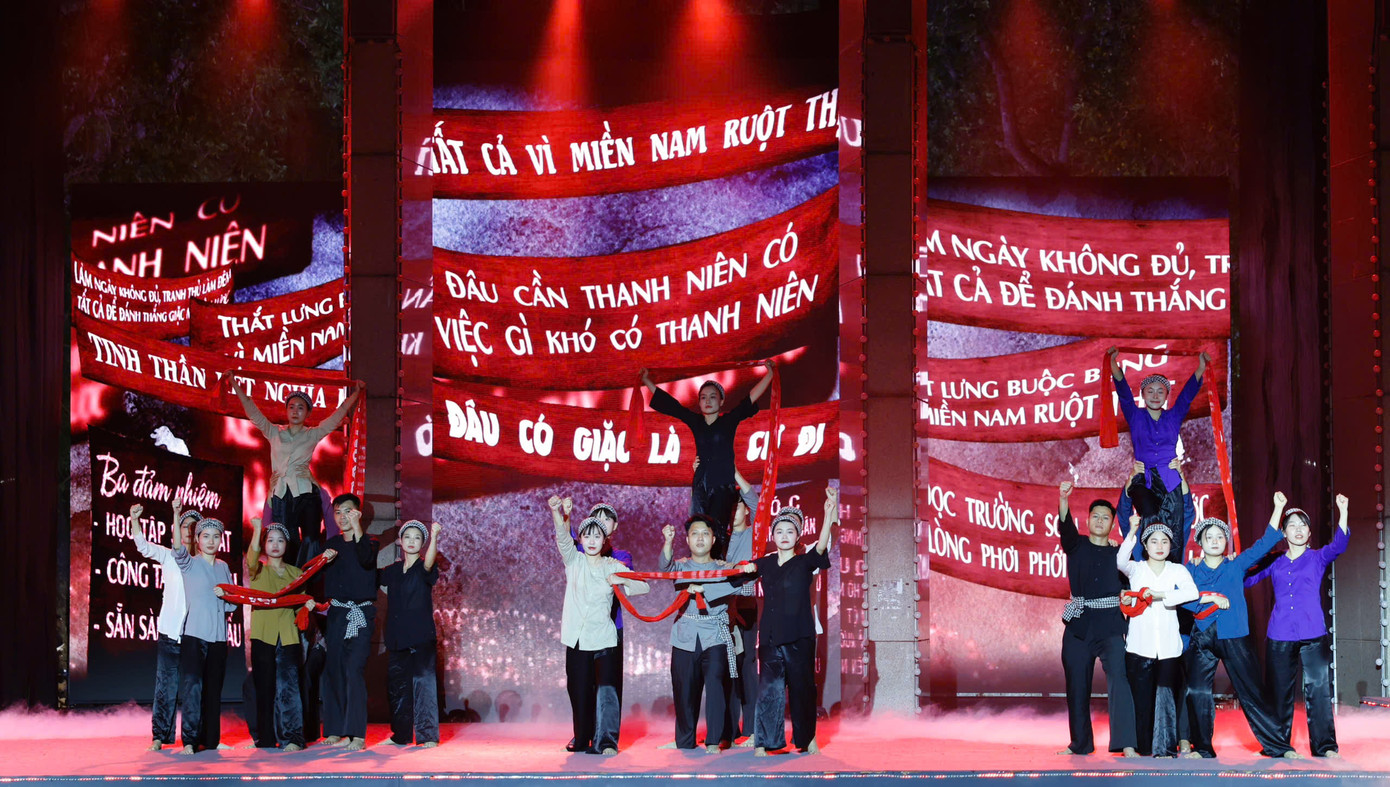 Các tiết mục văn nghệ tại chương trình ở điểm cầu TP Hà Nội. Ảnh: Như Ý.