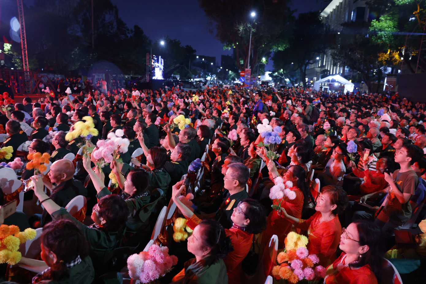 Không khí xúc động tại chương trình. Ảnh: Như Ý.