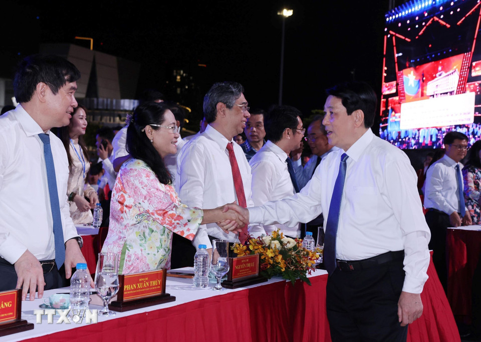 Chủ tịch nước Lương Cường dự chương trình tại đầu cầu TPHCM. Ảnh: TTXVN.