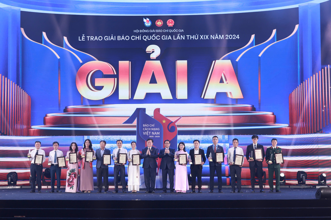 Thủ tướng Chính phủ Phạm Minh Chính và Trưởng Ban Tuyên giáo và Dân vận Trung ương Nguyễn Trọng Nghĩa trao thưởng cho các tác giả đoạt Giải A Giải Báo chí quốc gia 2024. Ảnh: Như Ý. Thủ tướng Chính phủ Phạm Minh Chính và Trưởng Ban Tuyên giáo và Dân vận Trung ương Nguyễn Trọng Nghĩa trao thưởng cho các tác giả đoạt Giải A Giải Báo chí quốc gia 2024. Ảnh: Như Ý.