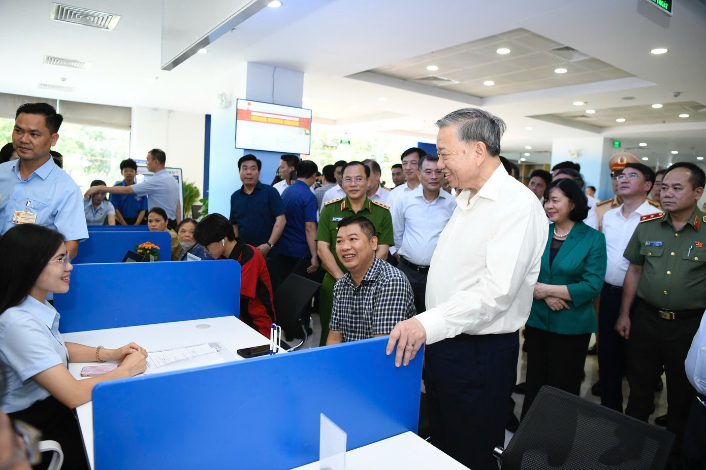 Tổng Bí thư Tô Lâm và đoàn công tác thăm, động viên, kiểm tra công tác phục vụ nhân dân tại Trung tâm phục vụ hành chính công TP Hà Nội. Ảnh: Như Ý.