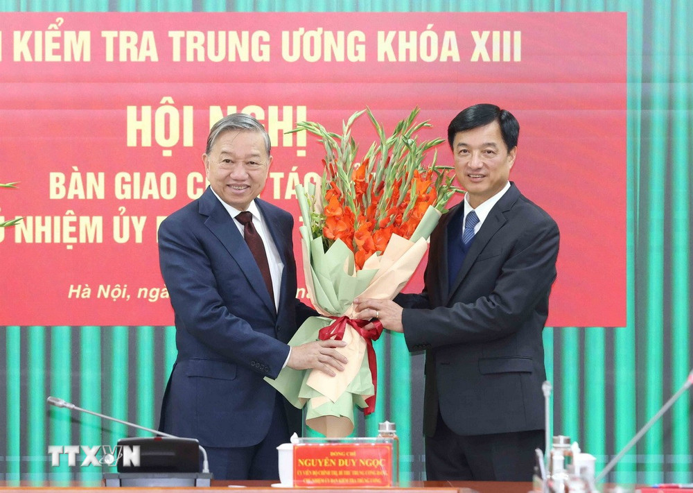 Tổng Bí thư tặng hoa cho Thường trực Ban Bí thư Trần Cẩm Tú và Chủ nhiệm Uỷ ban Kiểm tra Trung ương Nguyễn Duy Ngọc. Ảnh: TTXVN. Tổng Bí thư tặng hoa cho Thường trực Ban Bí thư Trần Cẩm Tú và Chủ nhiệm Uỷ ban Kiểm tra Trung ương Nguyễn Duy Ngọc. Ảnh: TTXVN.