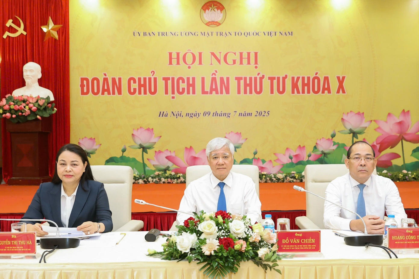 Chủ tịch Uỷ ban Trung ương MTTQ Việt Nam Đỗ Văn Chiến (giữa); Phó Chủ tịch, Tổng Thư ký Uỷ ban Trung ương MTTQ Việt Nam Nguyễn Thị Thu Hà; Phó Chủ tịch Ủy ban Trung ương MTTQ Việt Nam Hoàng Công Thuỷ chủ trì hội nghị. Ảnh: QV.