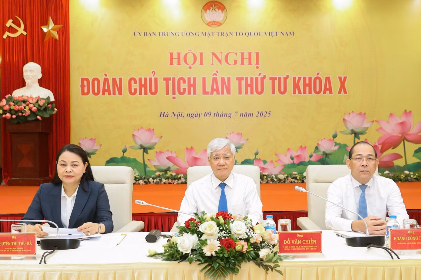 Chủ tịch Uỷ ban Trung ương MTTQ Việt Nam Đỗ Văn Chiến (giữa); Phó Chủ tịch, Tổng Thư ký Uỷ ban Trung ương MTTQ Việt Nam Nguyễn Thị Thu Hà; Phó Chủ tịch Ủy ban Trung ương MTTQ Việt Nam Hoàng Công Thuỷ chủ trì hội nghị. Ảnh: QV.
