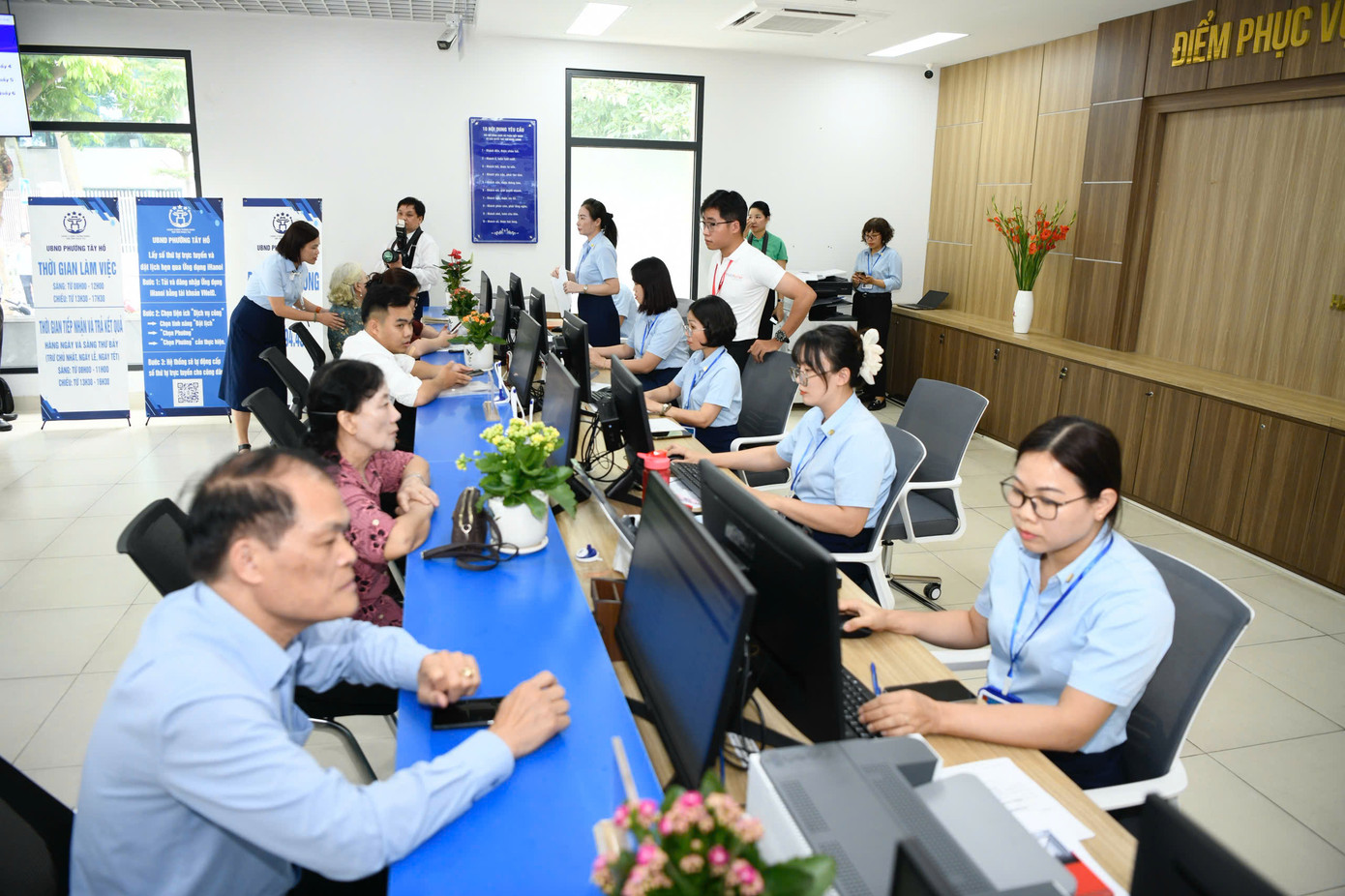 Chiều 1/7, Tổng Bí thư Tô Lâm và đoàn công tác cũng đến thăm, kiểm tra, động viên cán bộ làm việc tại trụ sở UBND phường Tây Hồ. Ảnh: Như Ý.