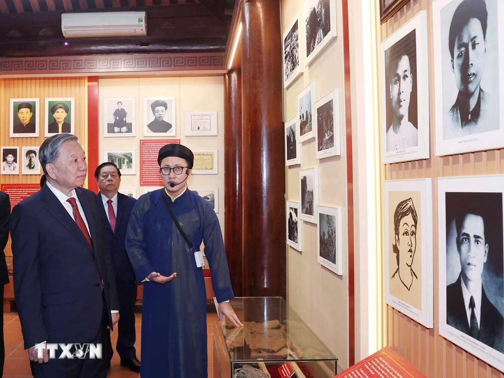 Trong chuyến thăm và làm việc tại tỉnh Bắc Ninh, Tổng Bí thư Tô Lâm và đoàn công tác dâng hương, dâng hoa tưởng niệm Tổng Bí thư Nguyễn Văn Cừ tại Khu lưu niệm Tổng Bí thư Nguyễn Văn Cừ (phường Phù Khê, thành phố Từ Sơn, tỉnh Bắc Ninh). Ảnh: TTXVN.