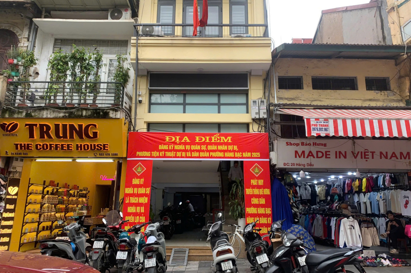 Phố Hàng Bạc - chuyên về kinh doanh các mặt hàng liên quan đến bạc và trụ sở phường Hàng Bạc.