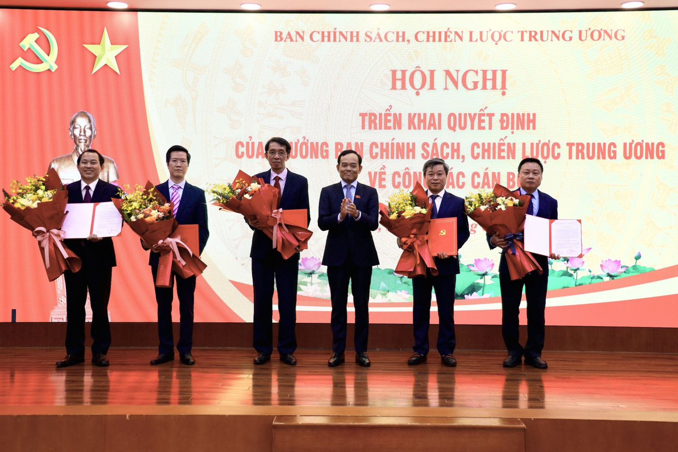Trưởng Ban Chính sách, chiến lược Trung ương Trần Lưu Quang trao quyết định cho các Vụ trưởng, Chánh Văn phòng Ban. Ảnh: Ban Chính sách, chiến lược Trung ương. Trưởng Ban Chính sách, chiến lược Trung ương Trần Lưu Quang trao quyết định cho các Vụ trưởng, Chánh Văn phòng Ban. Ảnh: Ban Chính sách, chiến lược Trung ương.