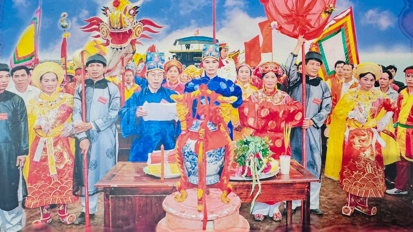 Lễ rước nước - mộc dục tượng thánh được tổ chức trên sông Hồng.