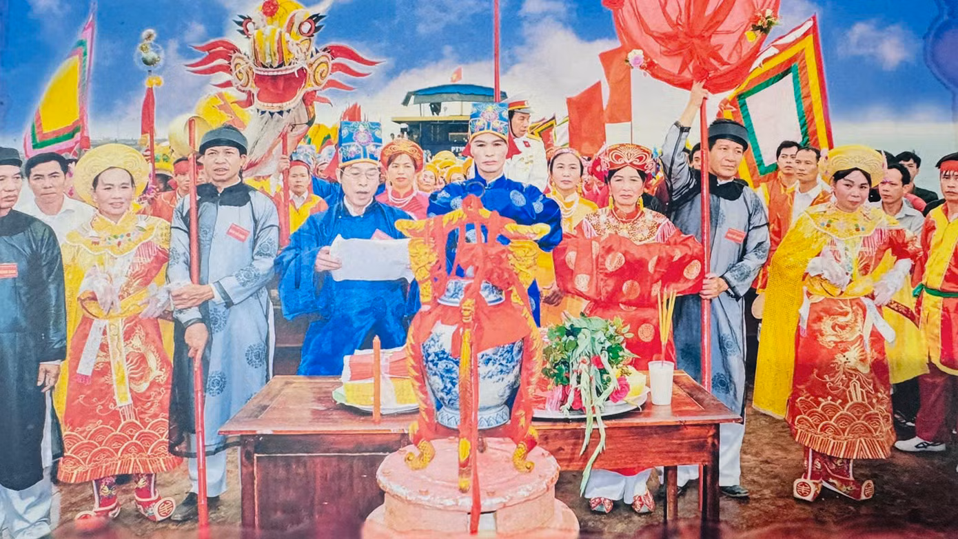 Lễ rước nước - mộc dục tượng thánh được tổ chức trên sông Hồng. Lễ rước nước - mộc dục tượng thánh được tổ chức trên sông Hồng.