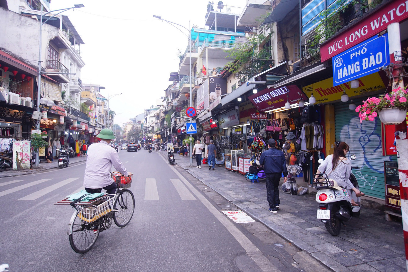 Trong ảnh là phố Hàng Đào, trụ sở UBND phường Hàng Đào - gắn liền nguồn gốc từ mặt hàng vải nhuộm đỏ được bán nhiều ở phố. Giao với phố Hàng Đào có phố Hàng Buồm - và cũng có tên phường Hàng Buồm - gắn với lịch sử trước đây là khu vực chuyên bán các loại buồm cho thuyền bè.