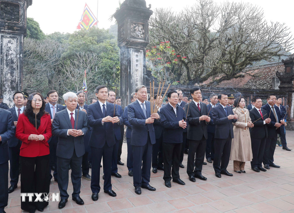 Sáng cùng ngày, tại Khu Di tích Quốc gia đặc biệt Cố đô Hoa Lư, xã Trường Yên, thành phố Hoa Lư, tỉnh Ninh Bình, Tổng Bí thư Tô Lâm và đoàn công tác đã dâng hương tại Đền thờ Vua Đinh Tiên Hoàng và Đền thờ Vua Lê Đại Hành, tưởng nhớ các bậc tiên đế có công với đất nước. Tổng Bí thư và Đoàn công tác cũng đến dâng hương tại Đền thờ Vua Lý Thái Tổ, Vua Trần Nhân Tông và các bậc tiên đế, tiền nhân tại khu vực Đàn Kính Thiên (xã Gia Sinh, huyện Gia Viễn, tỉnh Ninh Bình). Ảnh: TTXVN.
