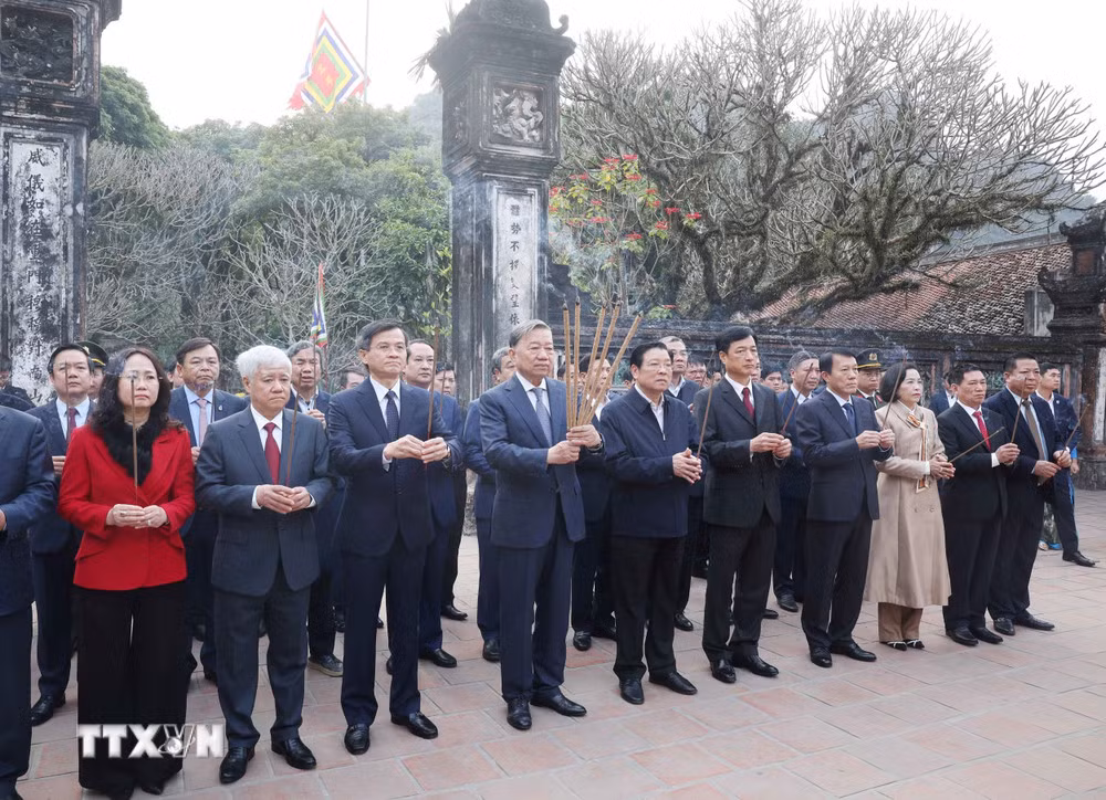 Sáng cùng ngày, tại Khu Di tích Quốc gia đặc biệt Cố đô Hoa Lư, xã Trường Yên, thành phố Hoa Lư, tỉnh Ninh Bình, Tổng Bí thư Tô Lâm và đoàn công tác đã dâng hương tại Đền thờ Vua Đinh Tiên Hoàng và Đền thờ Vua Lê Đại Hành, tưởng nhớ các bậc tiên đế có công với đất nước. Tổng Bí thư và Đoàn công tác cũng đến dâng hương tại Đền thờ Vua Lý Thái Tổ, Vua Trần Nhân Tông và các bậc tiên đế, tiền nhân tại khu vực Đàn Kính Thiên (xã Gia Sinh, huyện Gia Viễn, tỉnh Ninh Bình). Ảnh: TTXVN.