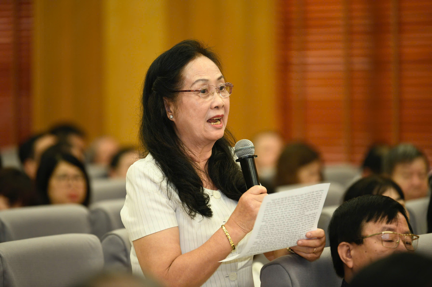 Các cử tri phát biểu ý kiến tại hội nghị.