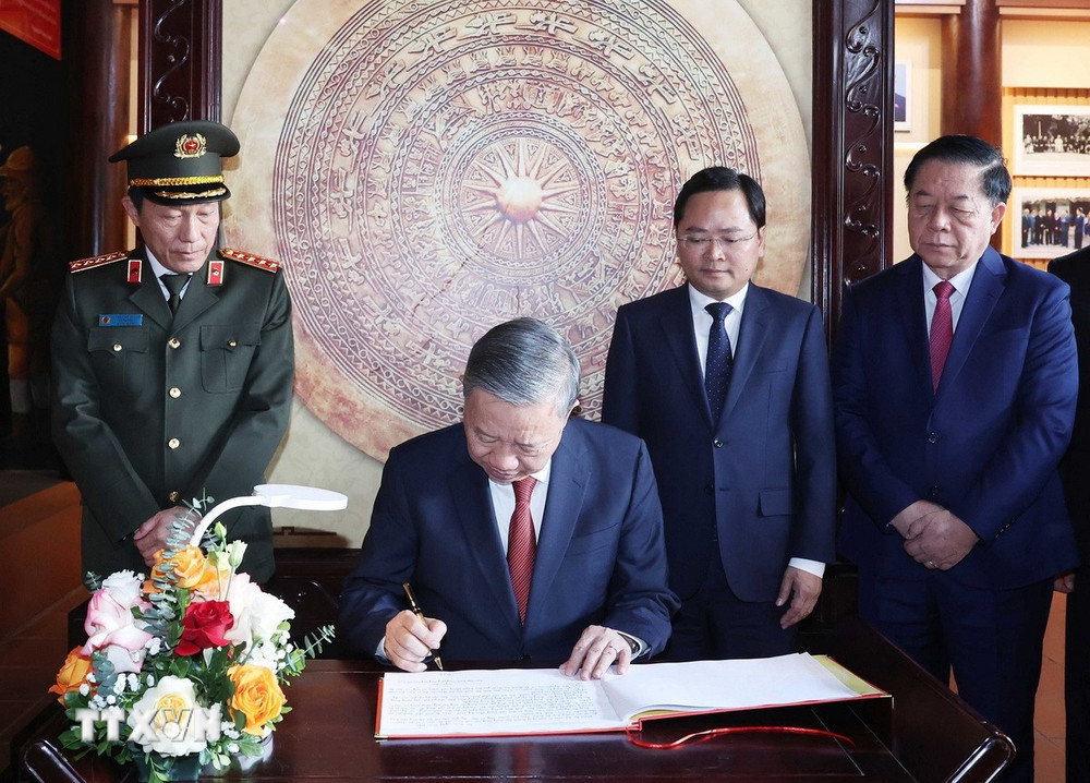 Trong chuyến thăm và làm việc tại tỉnh Bắc Ninh, Tổng Bí thư Tô Lâm và đoàn công tác dâng hương, dâng hoa tưởng niệm Tổng Bí thư Nguyễn Văn Cừ tại Khu lưu niệm Tổng Bí thư Nguyễn Văn Cừ (phường Phù Khê, thành phố Từ Sơn, tỉnh Bắc Ninh). Ảnh: TTXVN.