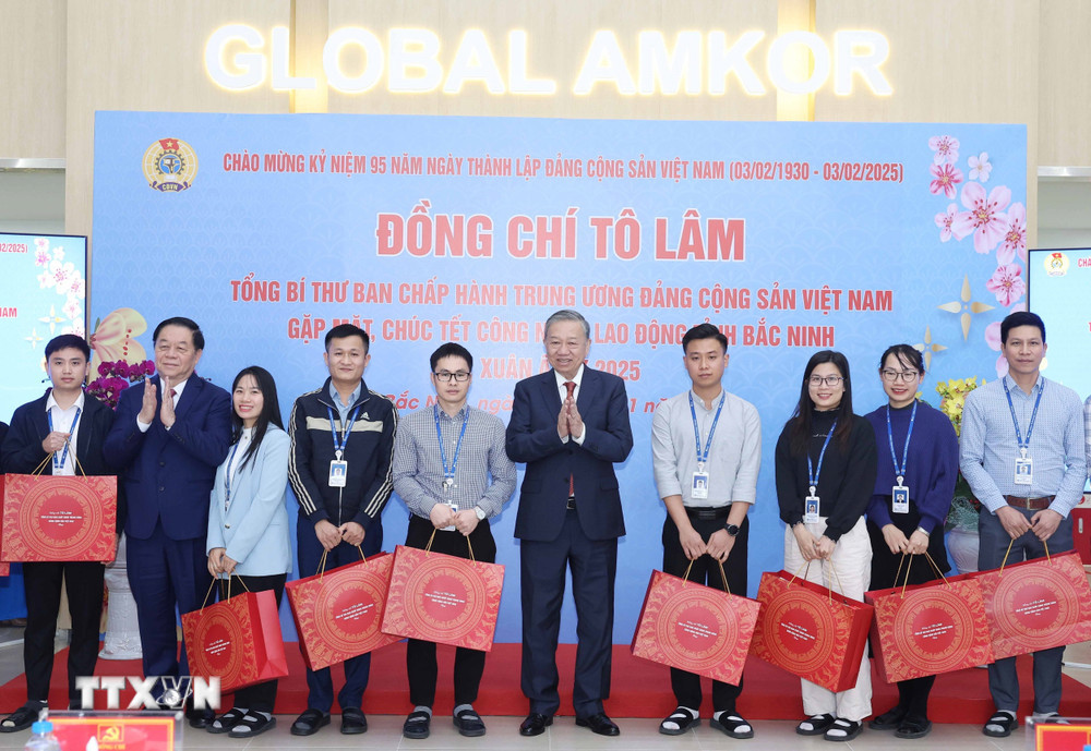 Tổng Bí thư Tô Lâm tặng quà các cán bộ lãnh đạo tỉnh Bắc Ninh đã nghỉ hưu, các trí thức, chức sắc tôn giáo, Mẹ Việt Nam Anh hùng, người có công, công nhân lao động... Ảnh: TTXVN.