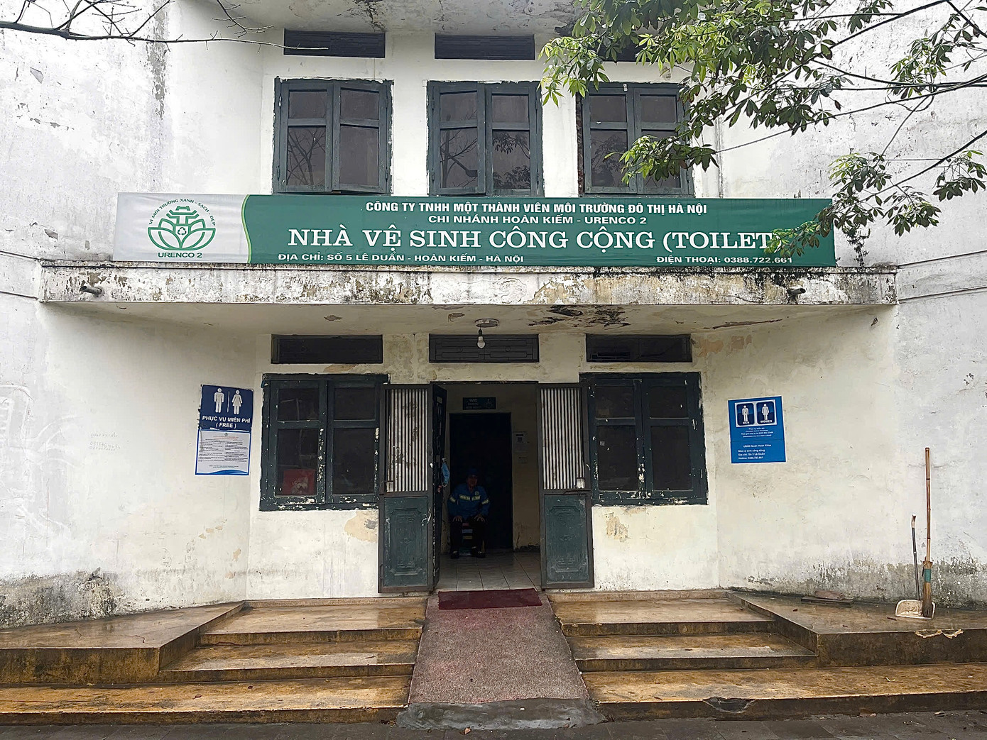 Khu vực bên trong nhà vệ sinh, nhiều nơi bị hoen gỉ, bong tróc, ẩm mốc. Ảnh: Hồng Ngọc.