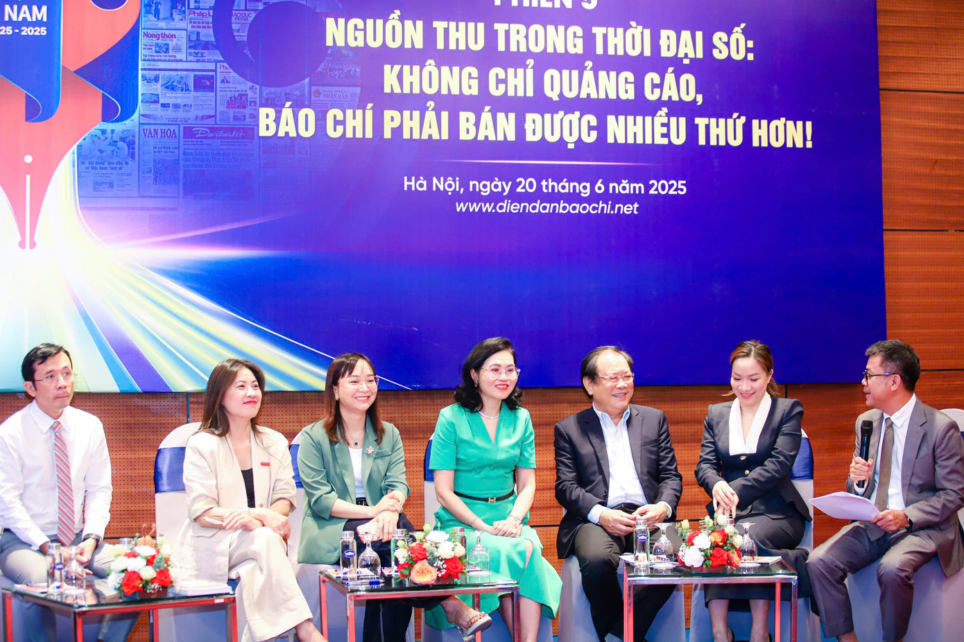 Các diễn giả trao đổi tại phiên thảo luận. Ảnh: Hữu Thắng.