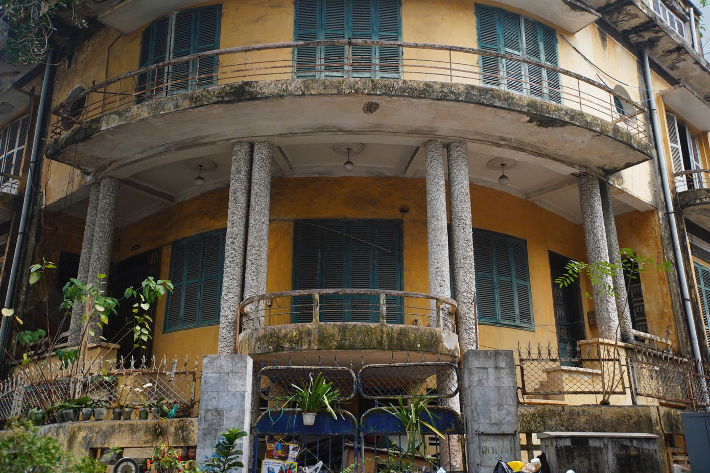 Toà biệt thự "cửa đóng, then cài" nhiều năm, khiến nhiều hạng mục xuống cấp, rêu phong, hư hỏng.