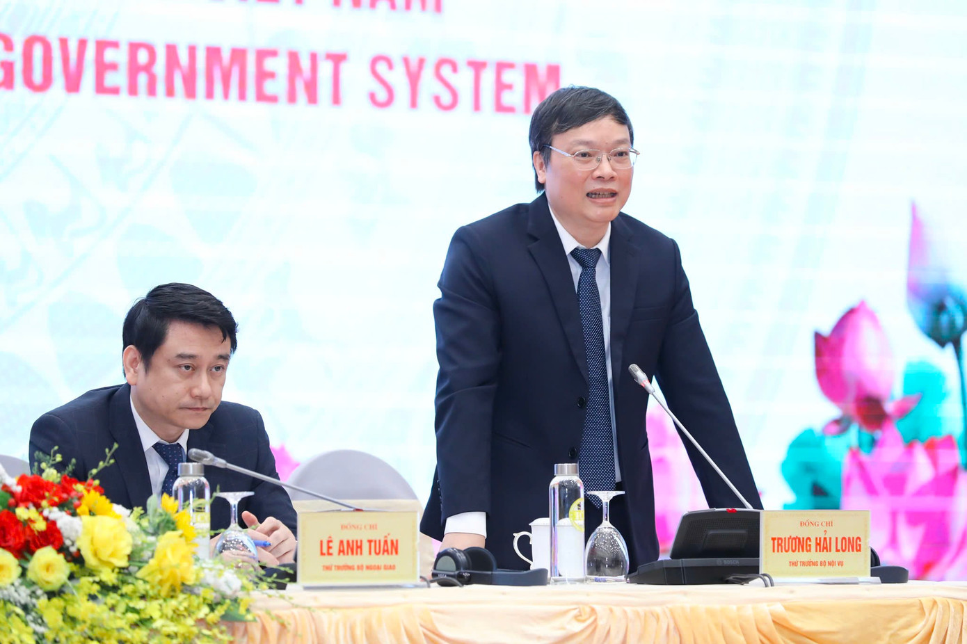 Thứ trưởng Bộ Nội vụ Trương Hải Long trao đổi tại họp báo. Ảnh: Danh Khang.