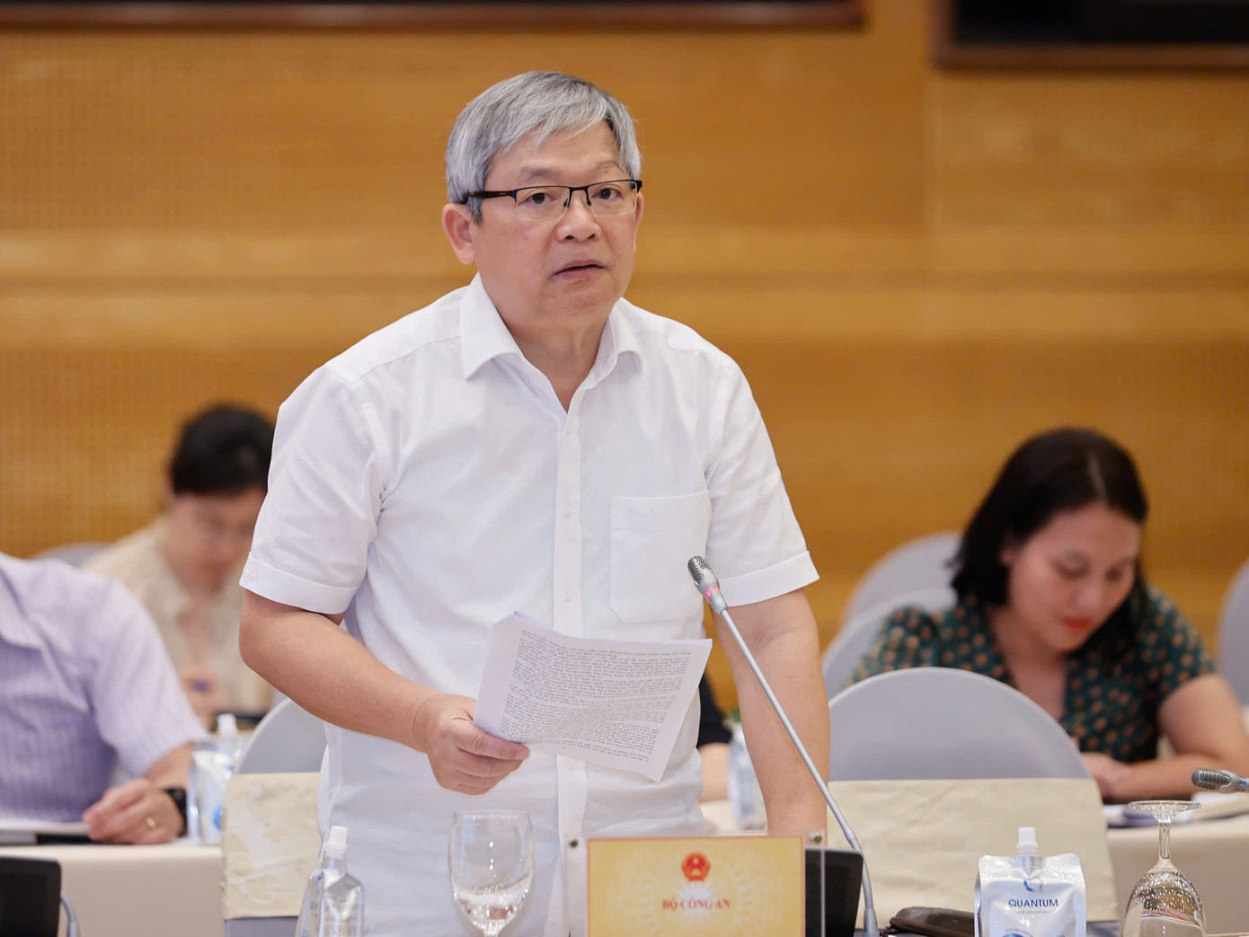 Thiếu tướng Hoàng Anh Tuyên trao đổi tại họp báo. Ảnh: Như Ý.