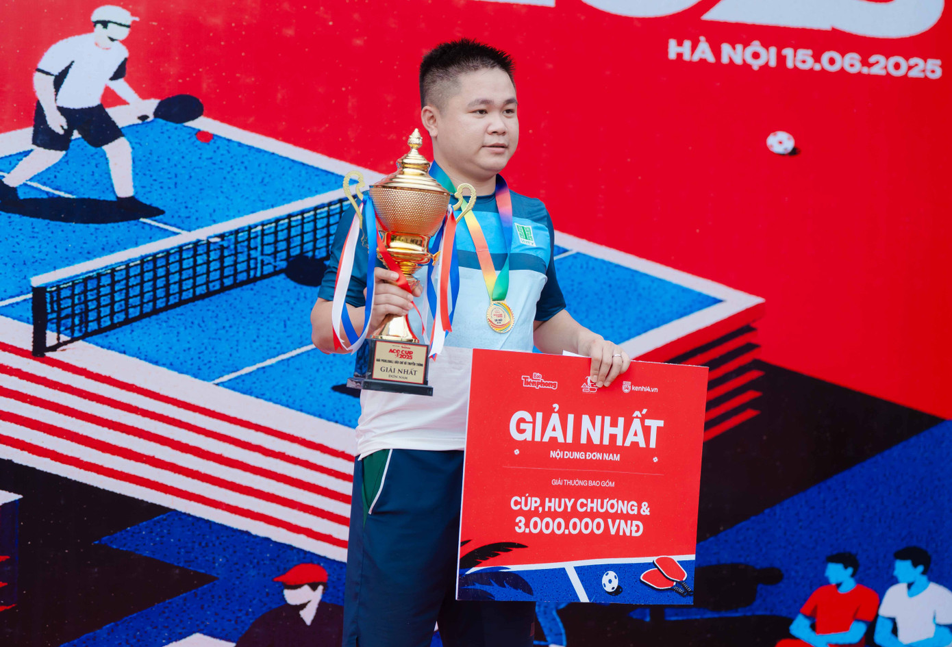 Ban tổ chức trao thưởng cho các vận động viên chiến thắng nội dung đơn nam. Ban tổ chức trao thưởng cho các vận động viên chiến thắng nội dung đơn nam.