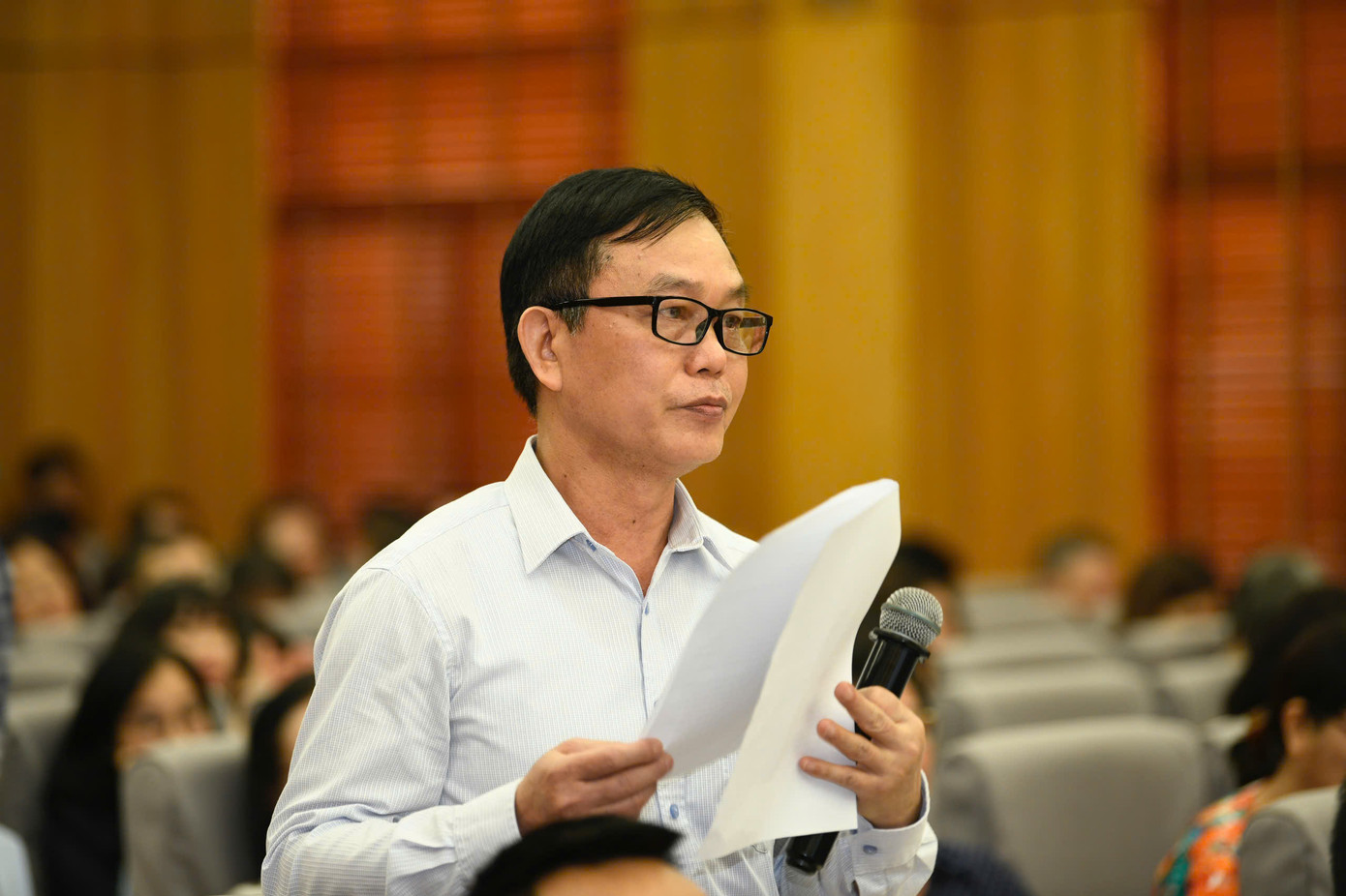 Các cử tri phát biểu ý kiến tại hội nghị.