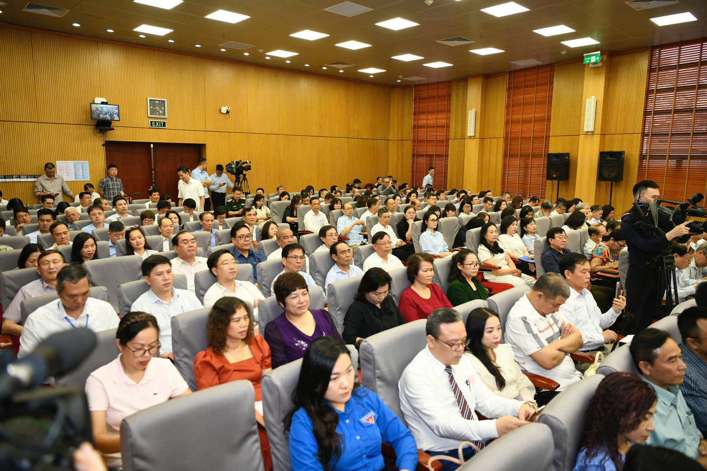 Các cử tri phát biểu ý kiến tại hội nghị.