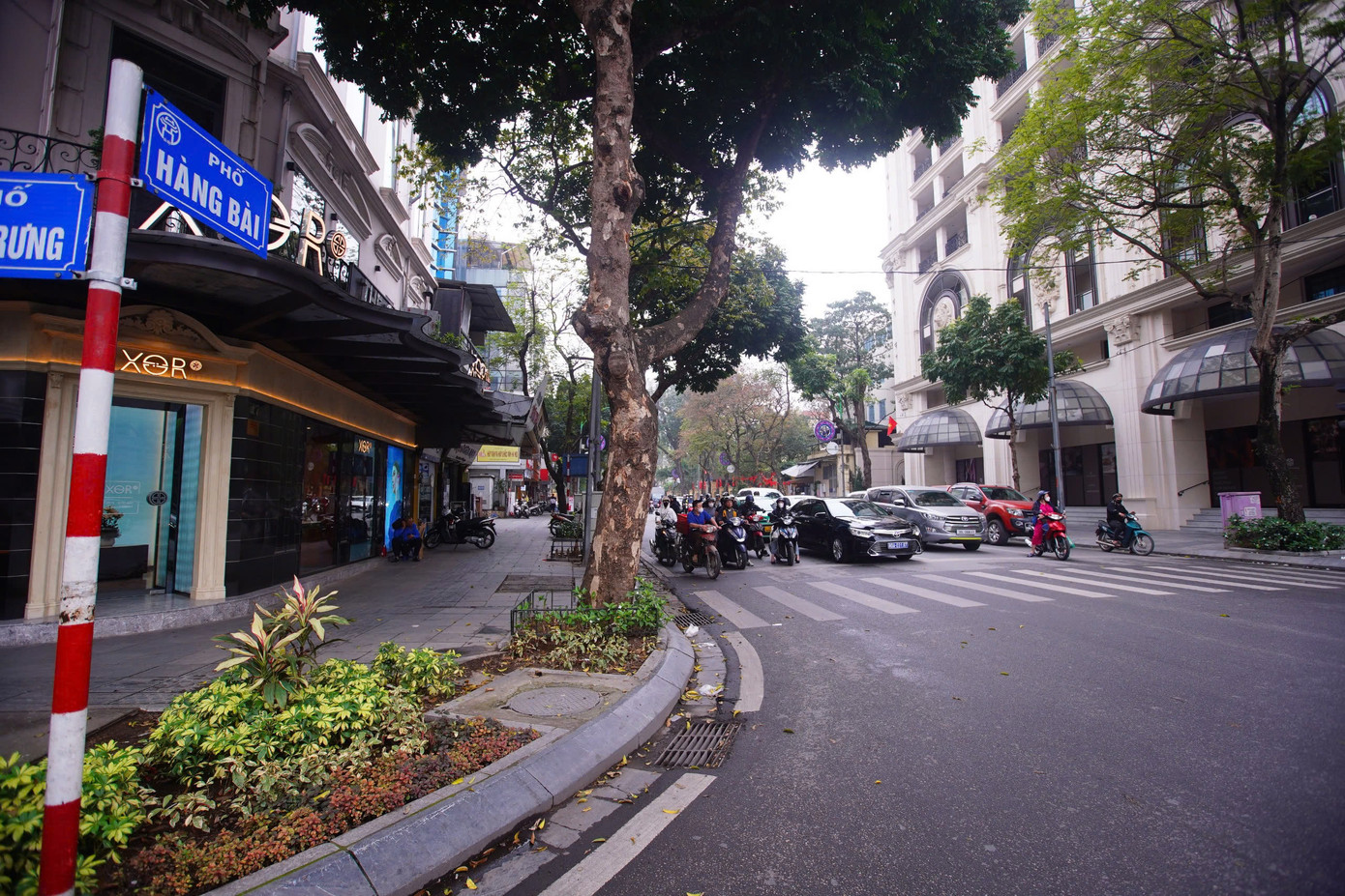 Trụ sở phường Hàng Bài và phố Hàng Bài. Phố Hàng Bài dài 616m, rộng 14m; từ cuối phố Đinh Tiên Hoàng (bờ hồ Gươm) đến ngã tư phố Huế - Hàm Long, cắt ngang qua các phố Hai Bà Trưng, Lý Thường Kiệt, Trần Hưng Đạo. Tên gọi Hàng Bài vì có một thời ở đoạn đầu phố là nơi tập trung những nhà làm, bán các cỗ bài lá, như tổ tôm, tam cúc...