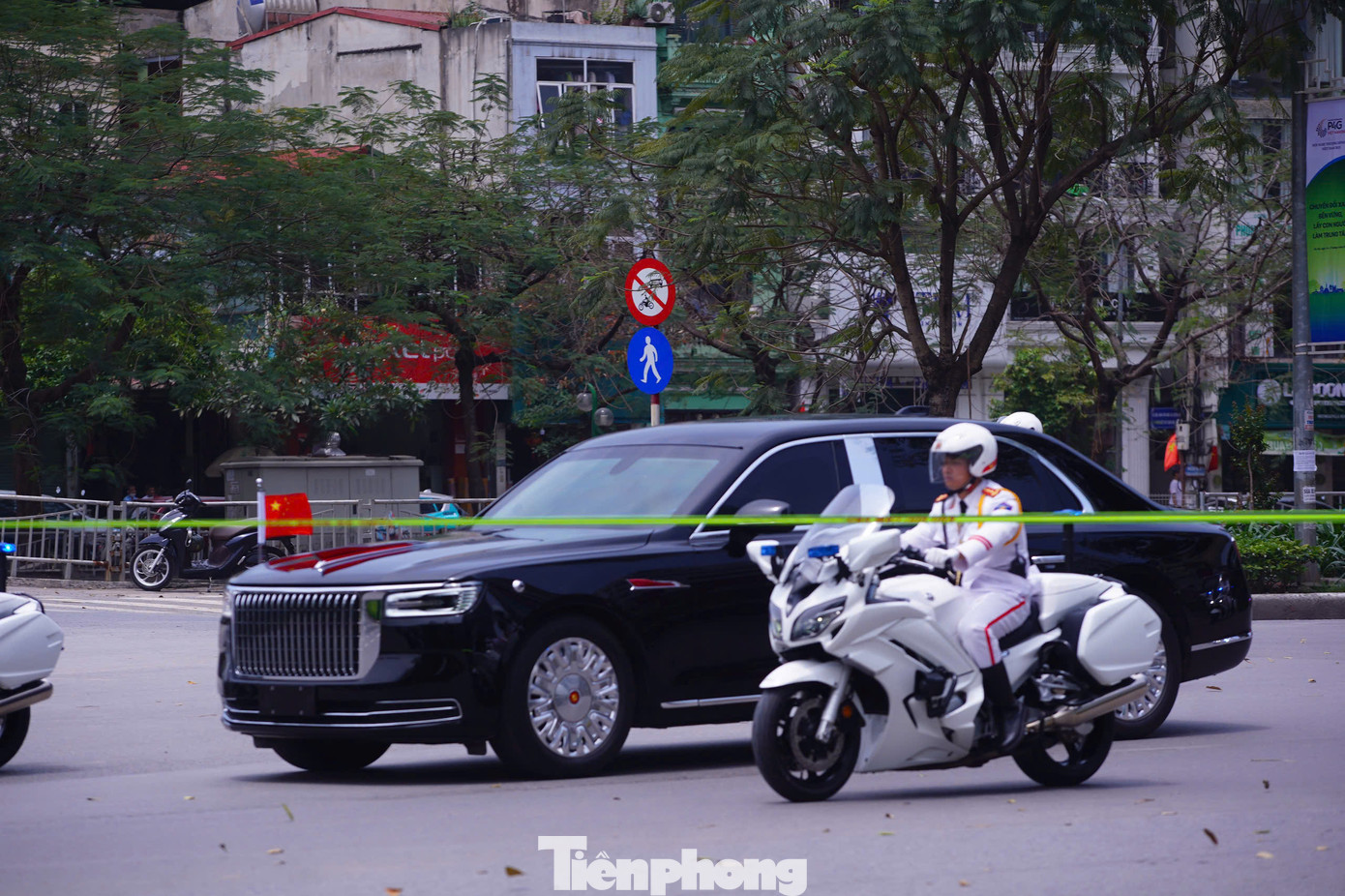 Đoàn xe di chuyển trên đường Láng. Ảnh: Duy Phạm.