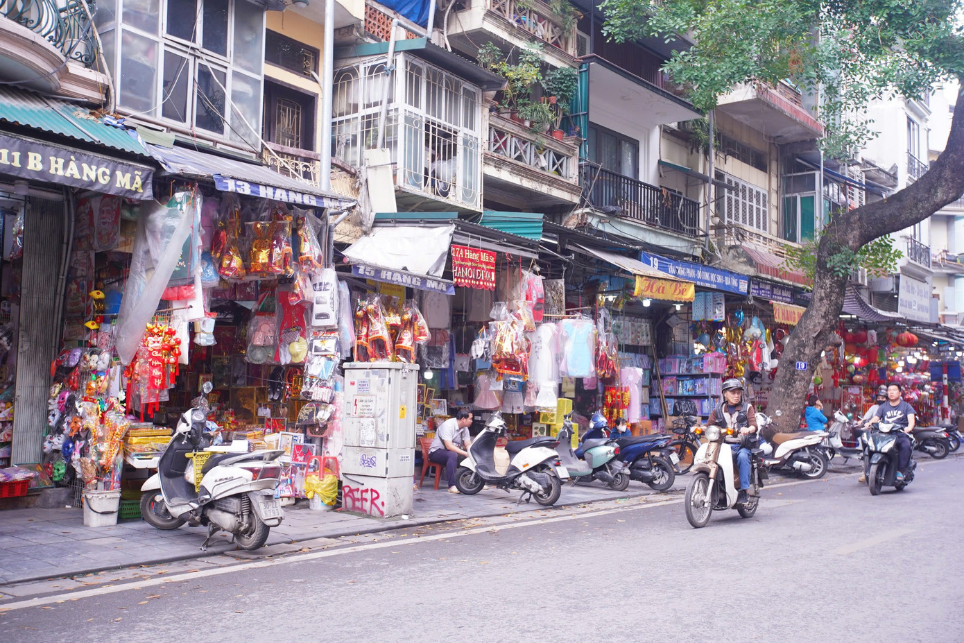 Trụ sở phường Hàng Mã và phố Hàng Mã trên địa bàn quận Hoàn Kiếm. Tên gọi Hàng Mã vì phố bán đồ giấy màu dùng để trang trí (hoa giấy, đèn giấy các kiểu…) và đồ mã nhỏ để cúng lễ (mũ thổ thần, mũ ông Táo, vàng giấy…).