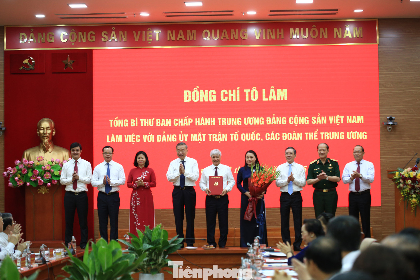 Tổng Bí thư Tô Lâm trao Quyết định số 304-QĐ/TW của Bộ Chính trị về chức năng, nhiệm vụ, tổ chức bộ máy Cơ quan Ủy ban Trung ương MTTQ Việt Nam. Ảnh: Trường Phong. Tổng Bí thư Tô Lâm trao Quyết định số 304-QĐ/TW của Bộ Chính trị về chức năng, nhiệm vụ, tổ chức bộ máy Cơ quan Ủy ban Trung ương MTTQ Việt Nam. Ảnh: Trường Phong.