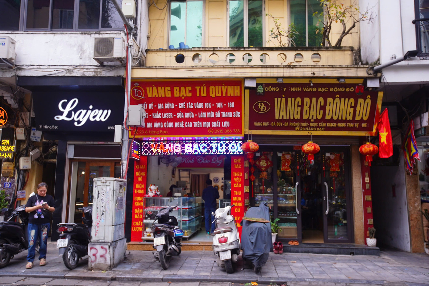 Phố Hàng Bạc - chuyên về kinh doanh các mặt hàng liên quan đến bạc và trụ sở phường Hàng Bạc.