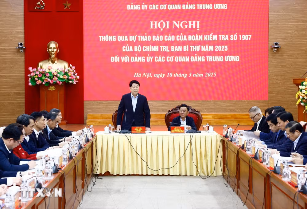 Chủ tịch nước Lương Cường - Trưởng Đoàn kiểm tra số 1907 của Bộ Chính trị, Ban Bí thư năm 2025 phát biểu tại hội nghị. Cùng chủ trì hội nghị có Thường trực Ban Bí thư, Bí thư Đảng uỷ các cơ quan Đảng Trung ương Trần Cẩm Tú. Ảnh: TTXVN.