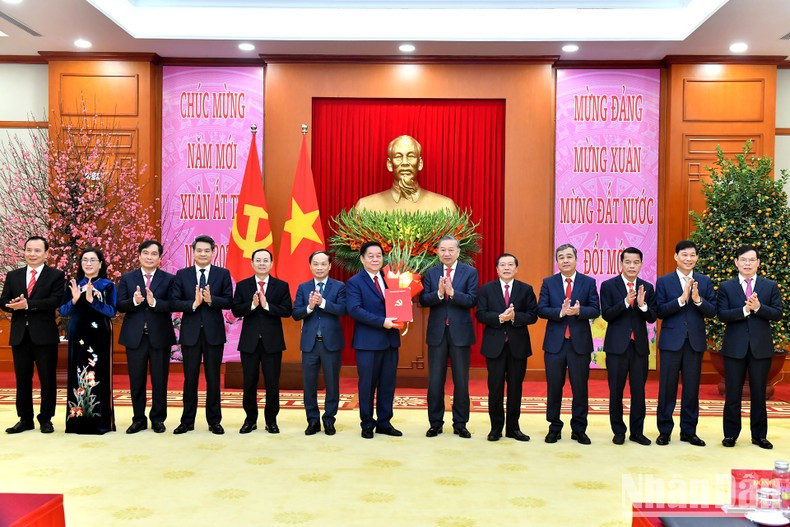 Tổng Bí thư Tô Lâm trao Quyết định về hợp nhất Ban Tuyên giáo T.Ư và Ban Dân vận T.Ư cùng chức năng, nhiệm vụ, tổ chức bộ máy, phân công, bổ nhiệm Trưởng ban và các Phó Trưởng Ban Tuyên giáo và Dân vận T.Ư.