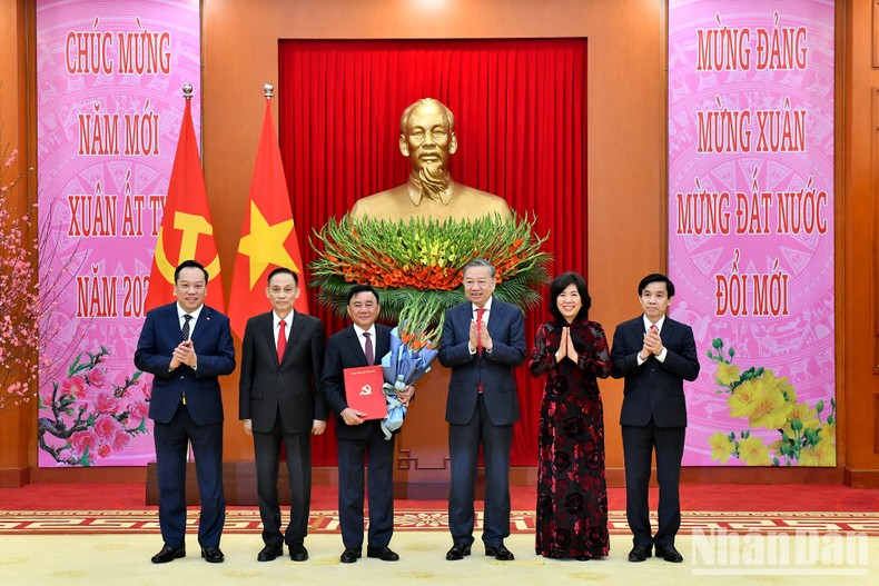 Tổng Bí thư Tô Lâm trao Quyết định thành lập Đảng bộ, tổ chức bộ máy, chức năng nhiệm vụ và chỉ định Bí thư, các Phó Bí thư Đảng ủy các cơ quan Đảng T.Ư nhiệm kỳ 2020-2025.