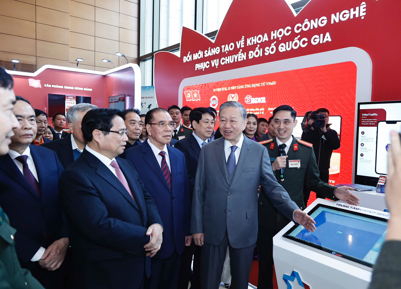 Tổng Bí thư Tô Lâm và các đồng chí lãnh đạo, nguyên lãnh đạo Đảng, Nhà nước tham quan triển lãm các ứng dụng về khoa học công nghệ, đổi mới sáng tạo. Ảnh: Như Ý. Tổng Bí thư Tô Lâm và các đồng chí lãnh đạo, nguyên lãnh đạo Đảng, Nhà nước tham quan triển lãm các ứng dụng về khoa học công nghệ, đổi mới sáng tạo. Ảnh: Như Ý.