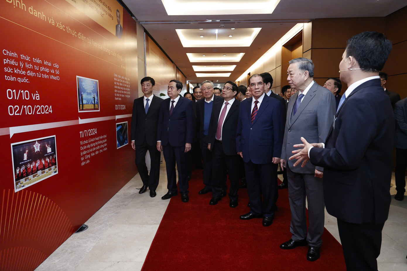 Tổng Bí thư Tô Lâm và các đồng chí lãnh đạo, nguyên lãnh đạo Đảng, Nhà nước tham quan triển lãm các ứng dụng về khoa học công nghệ, đổi mới sáng tạo. Ảnh: Như Ý. Tổng Bí thư Tô Lâm và các đồng chí lãnh đạo, nguyên lãnh đạo Đảng, Nhà nước tham quan triển lãm các ứng dụng về khoa học công nghệ, đổi mới sáng tạo. Ảnh: Như Ý.