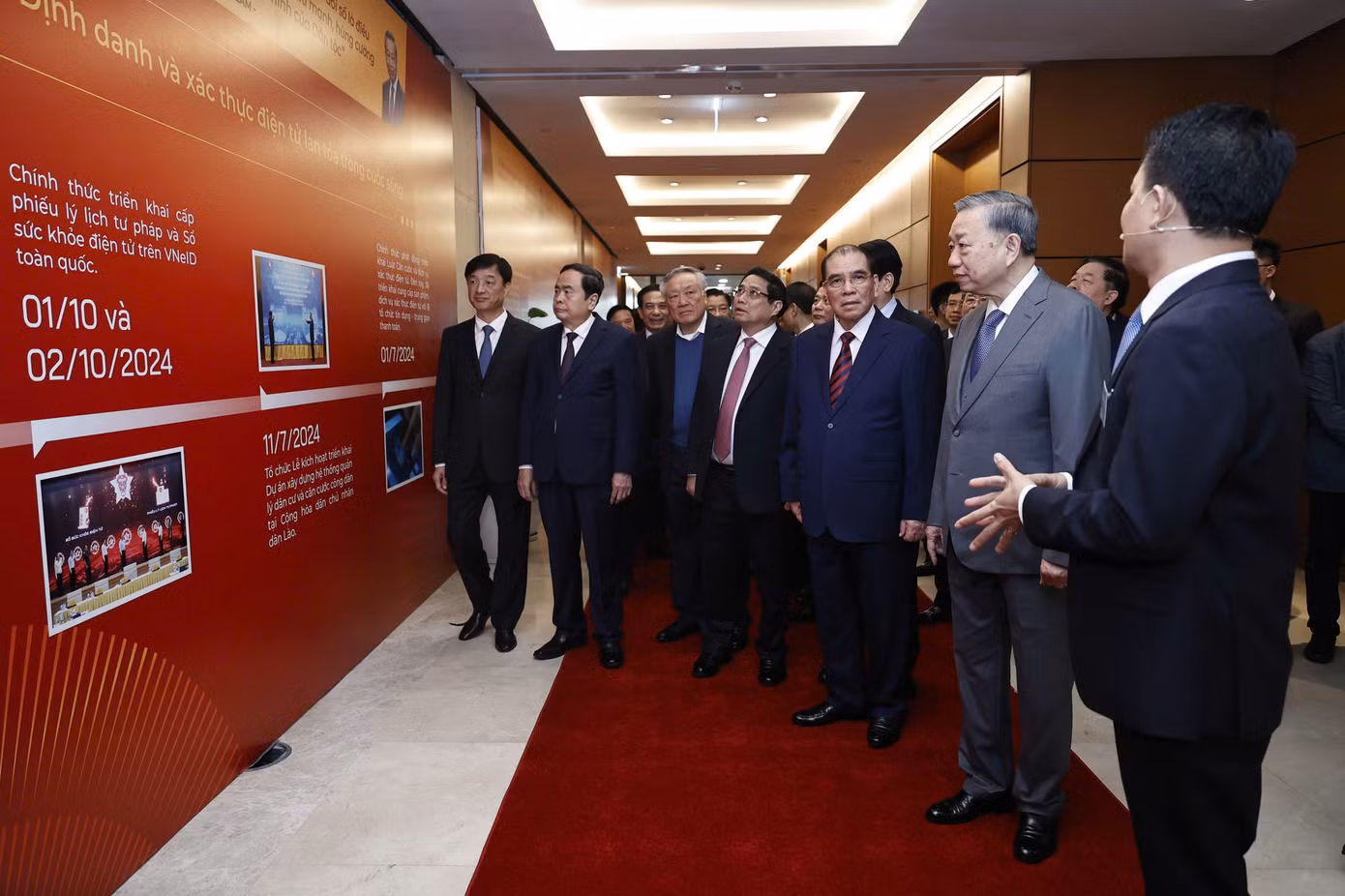 Tổng Bí thư Tô Lâm và các đồng chí lãnh đạo, nguyên lãnh đạo Đảng, Nhà nước tham quan triển lãm các ứng dụng về khoa học công nghệ, đổi mới sáng tạo. Ảnh: Như Ý.