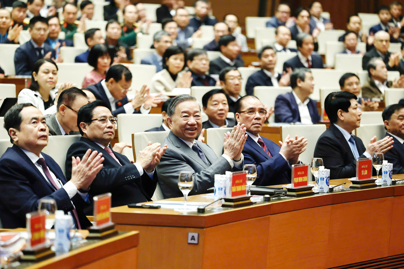 Tổng Bí thư Tô Lâm và các đồng chí lãnh đạo, nguyên lãnh đạo Đảng, Nhà nước dự Hội nghị toàn quốc về đột phá phát triển khoa học, công nghệ, đổi mới sáng tạo và chuyển đổi số quốc gia. Ảnh: Như Ý. Tổng Bí thư Tô Lâm và các đồng chí lãnh đạo, nguyên lãnh đạo Đảng, Nhà nước dự Hội nghị toàn quốc về đột phá phát triển khoa học, công nghệ, đổi mới sáng tạo và chuyển đổi số quốc gia. Ảnh: Như Ý.