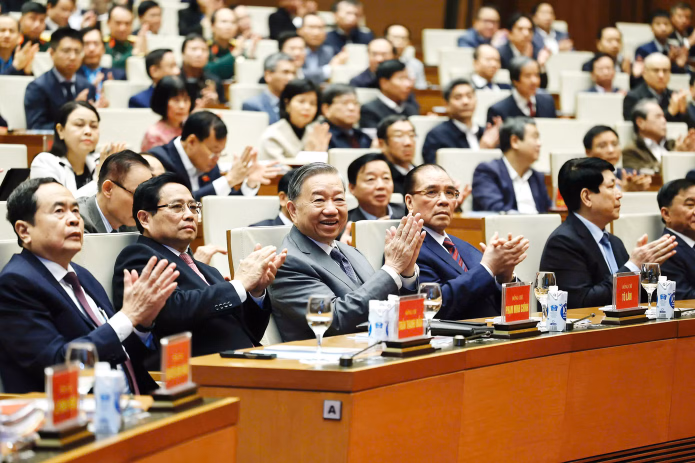 Tổng Bí thư Tô Lâm và các đồng chí lãnh đạo, nguyên lãnh đạo Đảng, Nhà nước dự Hội nghị toàn quốc về đột phá phát triển khoa học, công nghệ, đổi mới sáng tạo và chuyển đổi số quốc gia. Ảnh: Như Ý.