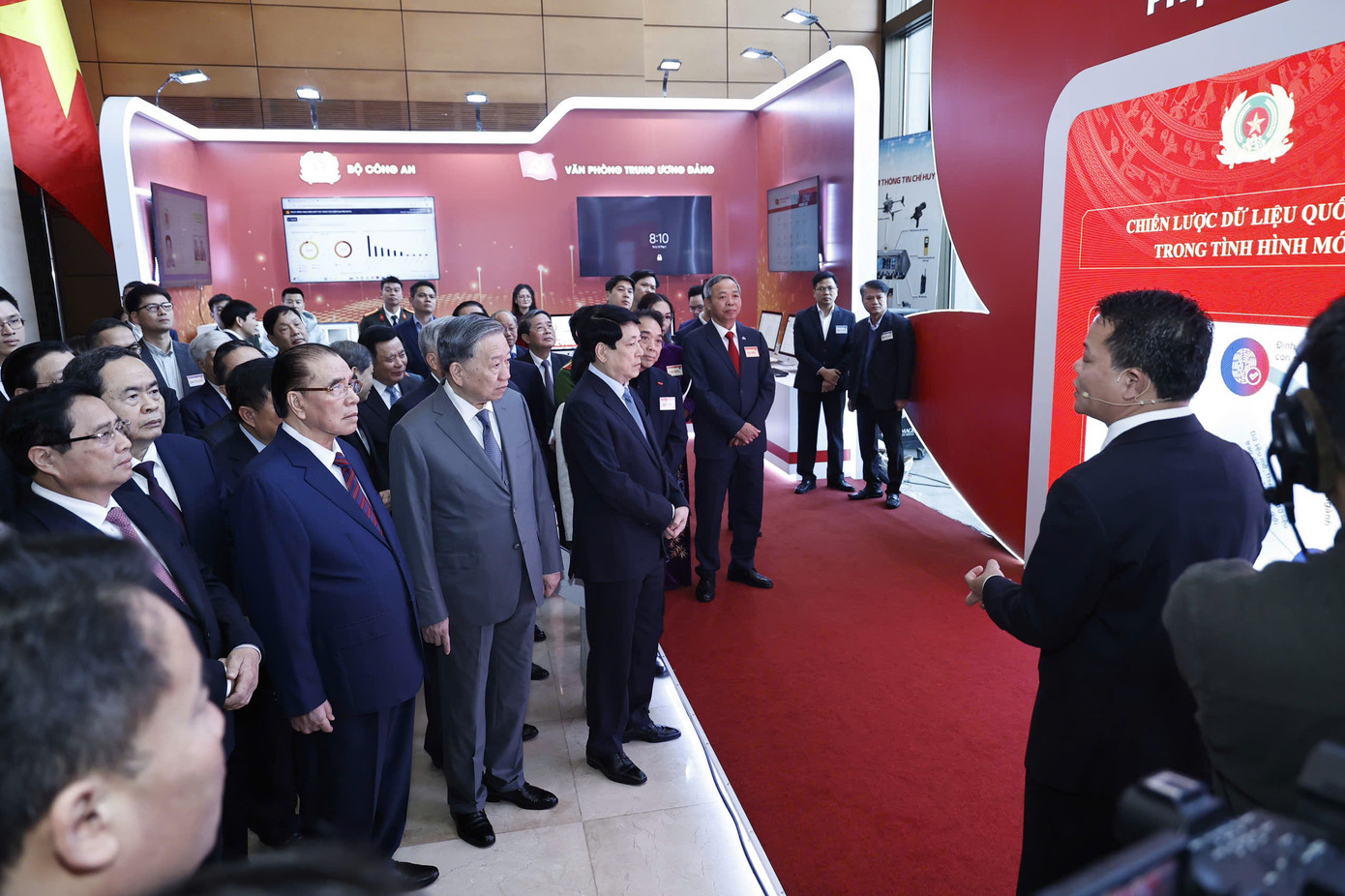 Tổng Bí thư Tô Lâm và các đồng chí lãnh đạo, nguyên lãnh đạo Đảng, Nhà nước tham quan triển lãm các ứng dụng về khoa học công nghệ, đổi mới sáng tạo. Ảnh: Như Ý. Tổng Bí thư Tô Lâm và các đồng chí lãnh đạo, nguyên lãnh đạo Đảng, Nhà nước tham quan triển lãm các ứng dụng về khoa học công nghệ, đổi mới sáng tạo. Ảnh: Như Ý.
