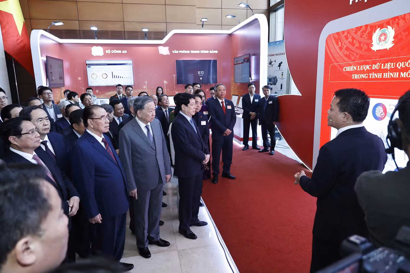 Tổng Bí thư Tô Lâm và các đồng chí lãnh đạo, nguyên lãnh đạo Đảng, Nhà nước tham quan triển lãm các ứng dụng về khoa học công nghệ, đổi mới sáng tạo. Ảnh: Như Ý.