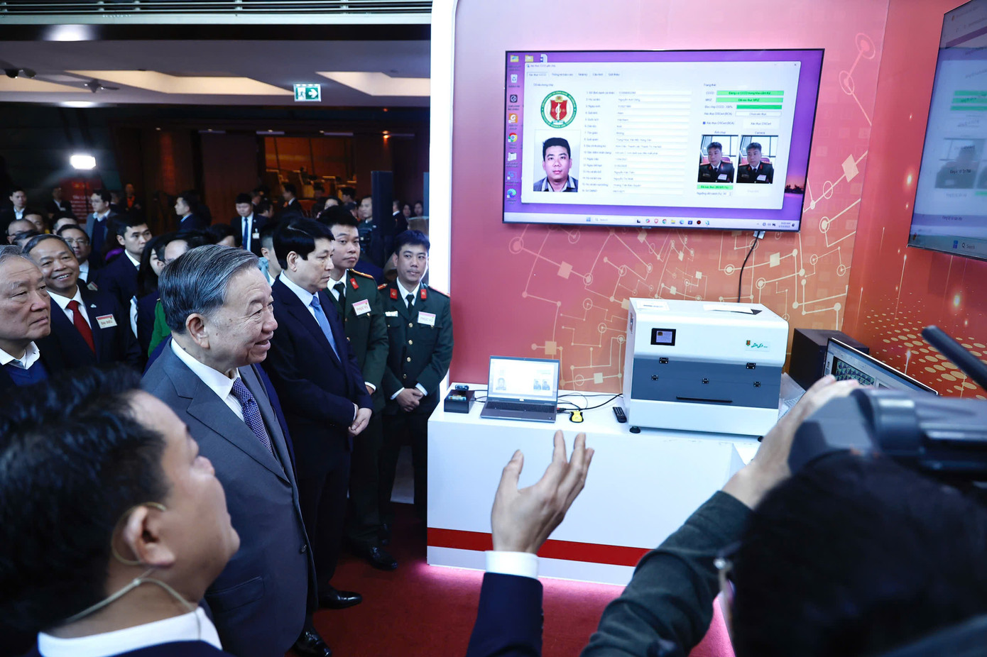 Tổng Bí thư Tô Lâm và các đồng chí lãnh đạo, nguyên lãnh đạo Đảng, Nhà nước tham quan triển lãm các ứng dụng về khoa học công nghệ, đổi mới sáng tạo. Ảnh: Như Ý. Tổng Bí thư Tô Lâm và các đồng chí lãnh đạo, nguyên lãnh đạo Đảng, Nhà nước tham quan triển lãm các ứng dụng về khoa học công nghệ, đổi mới sáng tạo. Ảnh: Như Ý.