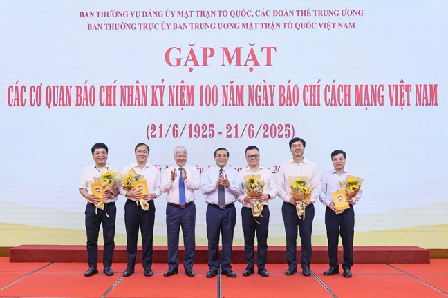 Chủ tịch Ủy ban Trung ương MTTQ Việt Nam Đỗ Văn Chiến và Phó trưởng Ban Tuyên giáo và Dân vận Trung ương Lại Xuân Môn tặng hoa các đại biểu dự buổi gặp mặt. Ảnh: Quang Vinh.