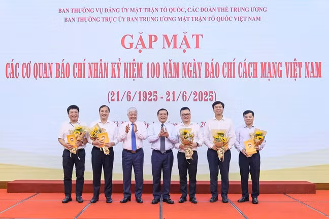Chủ tịch Ủy ban Trung ương MTTQ Việt Nam Đỗ Văn Chiến và Phó trưởng Ban Tuyên giáo và Dân vận Trung ương Lại Xuân Môn tặng hoa các đại biểu dự buổi gặp mặt. Ảnh: Quang Vinh.