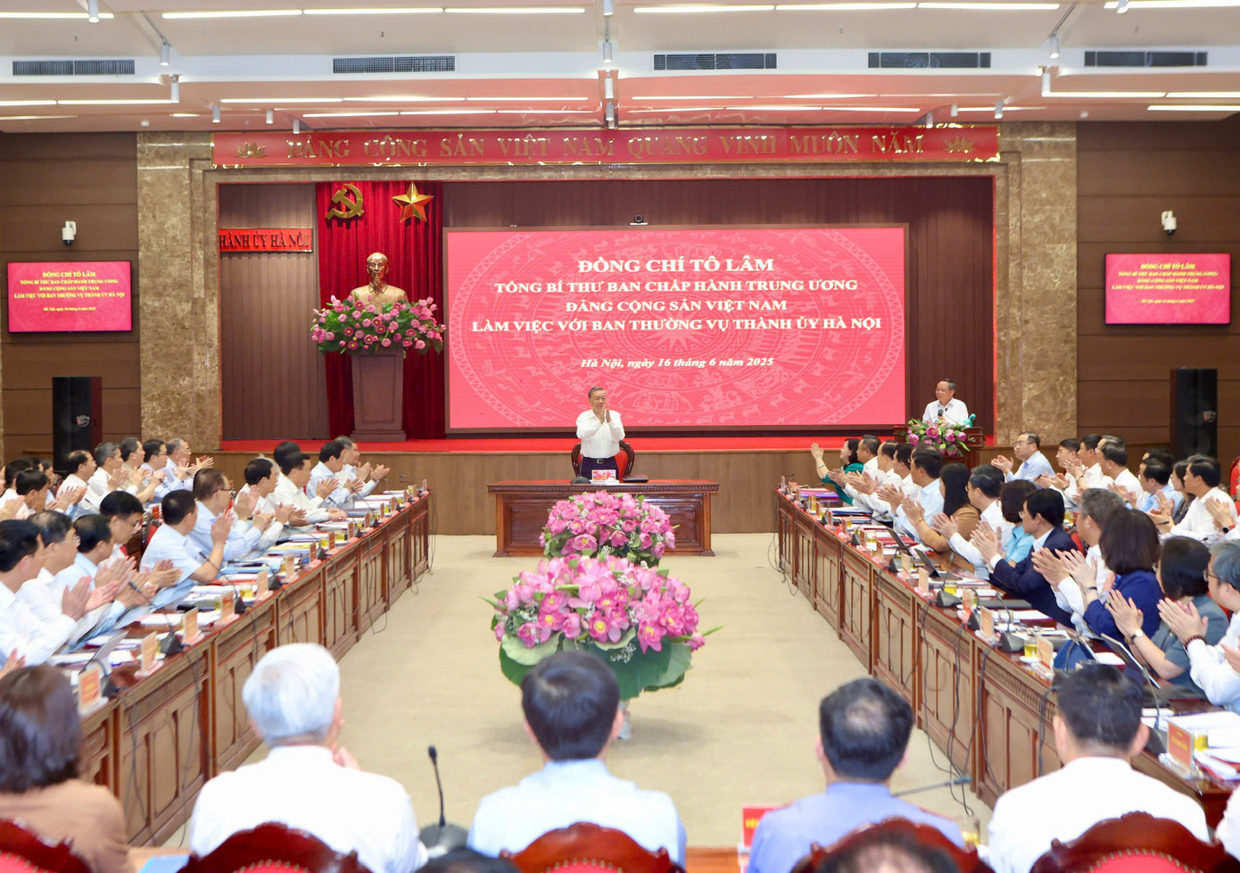 Sáng 16/6, Tổng Bí thư Tô Lâm làm việc với Ban Thường vụ Thành ủy Hà Nội về tình hình, kết quả thực hiện các kết luận, nghị quyết của Trung ương, việc sắp xếp đơn vị hành chính, hai thông báo kết luận của Tổng Bí thư tại các cuộc làm việc trước, việc thực hiện mục tiêu tăng trưởng kinh tế, bảo đảm an sinh xã hội… Ảnh: Nhật Minh.